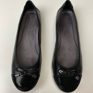 Vionic Women's Minna Black Leather Flats